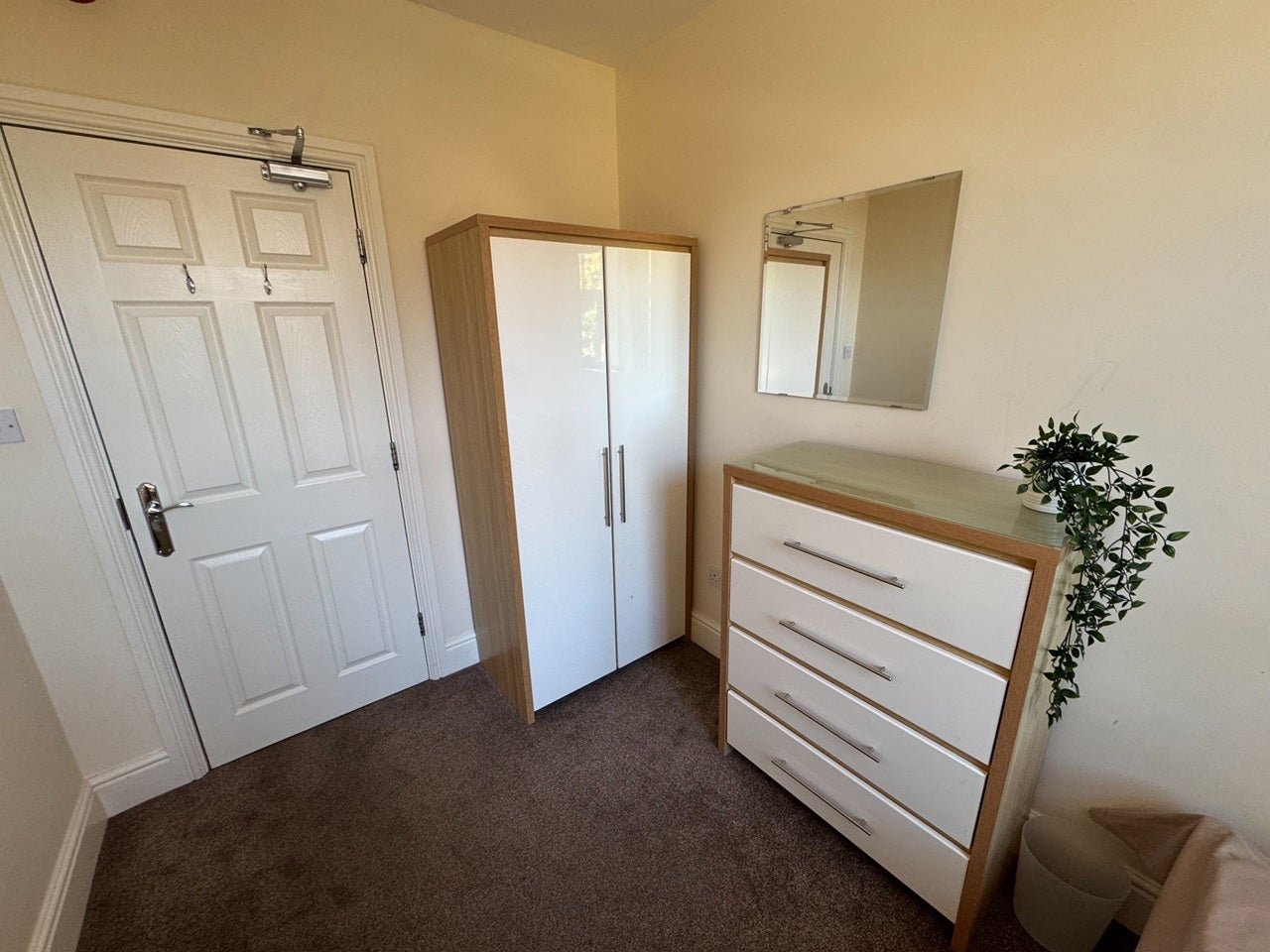 Room Church Drive in Nottingham