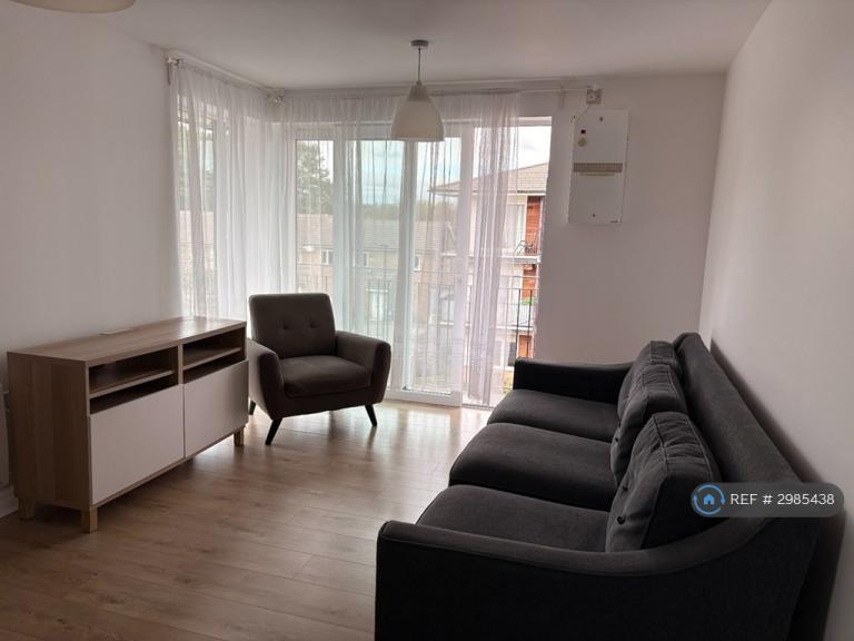 Flat Blackburn Way in Greater London