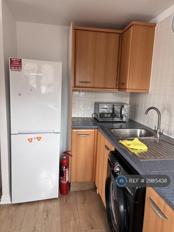 Flat Blackburn Way in Greater London
