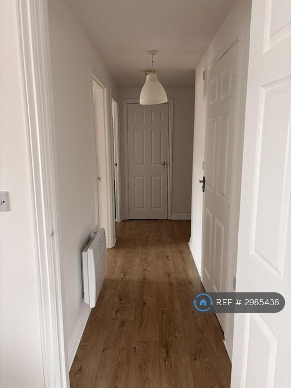 Flat Blackburn Way in Greater London