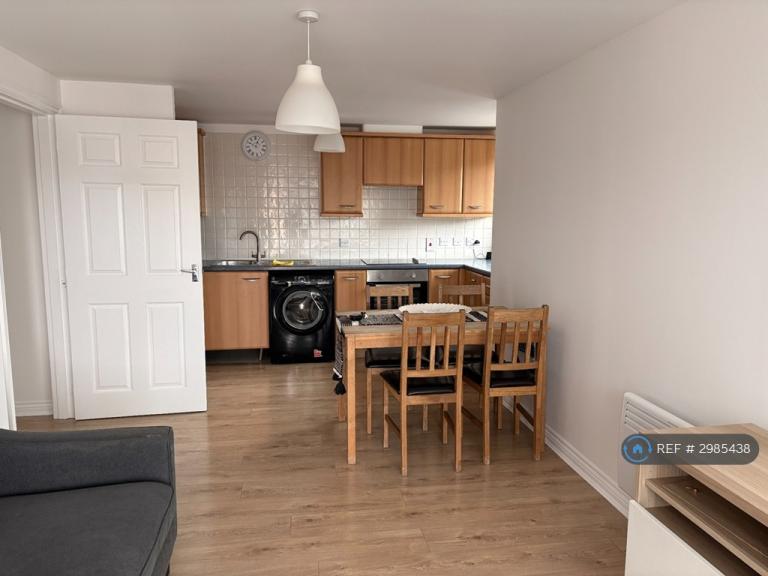 Flat Blackburn Way in Greater London