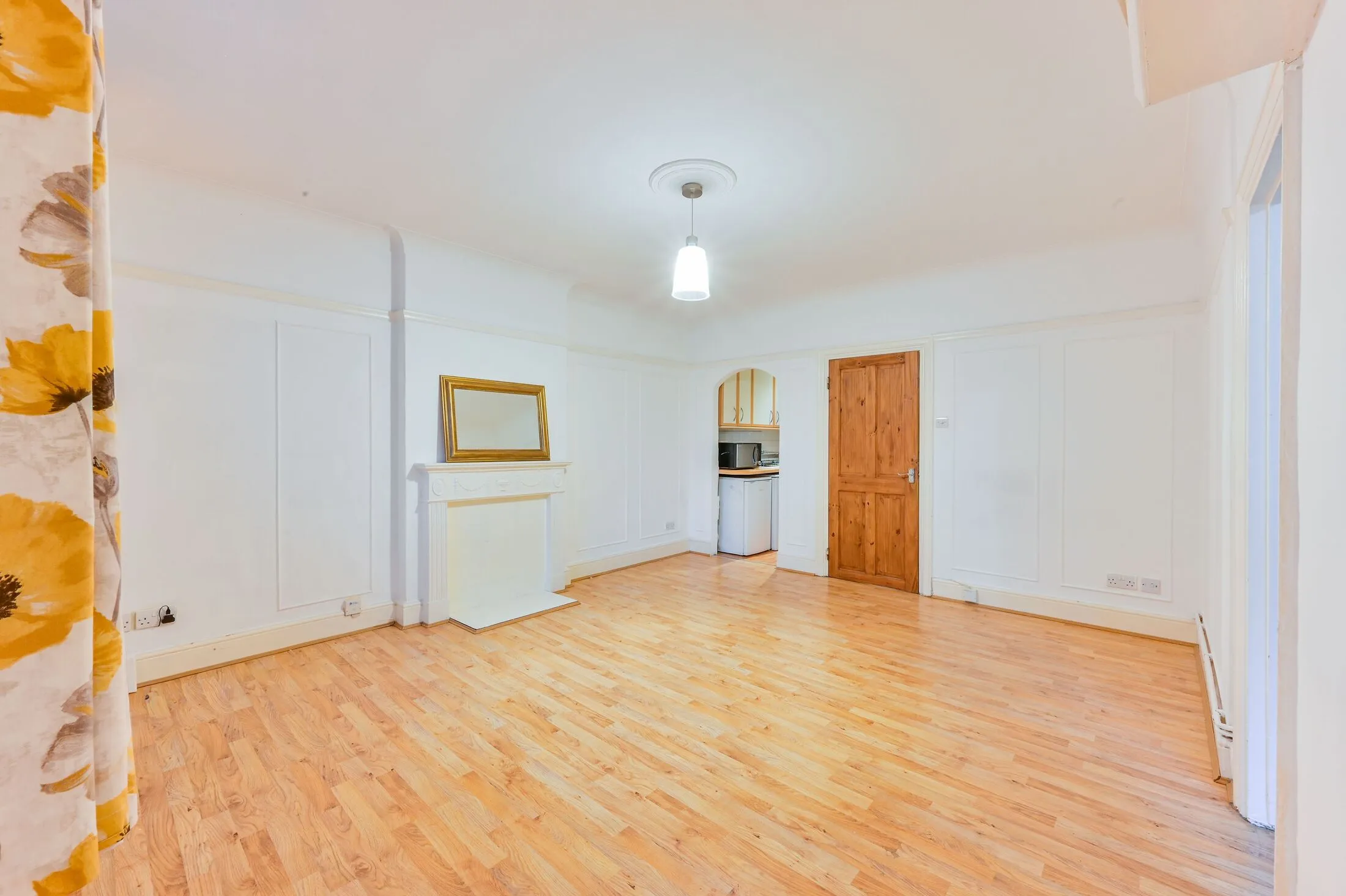 Flat Mortimer Crescent in Greater London