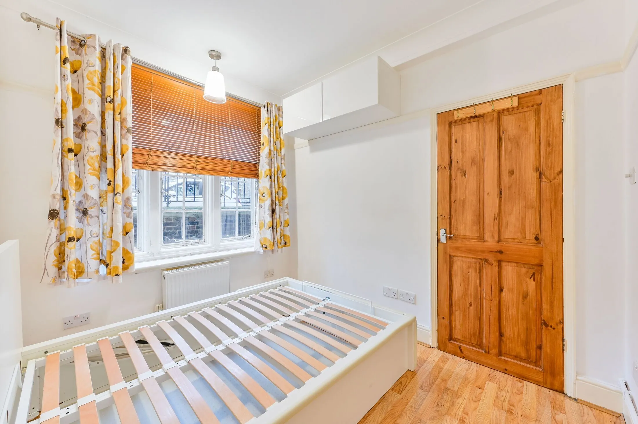 Flat Mortimer Crescent in Greater London