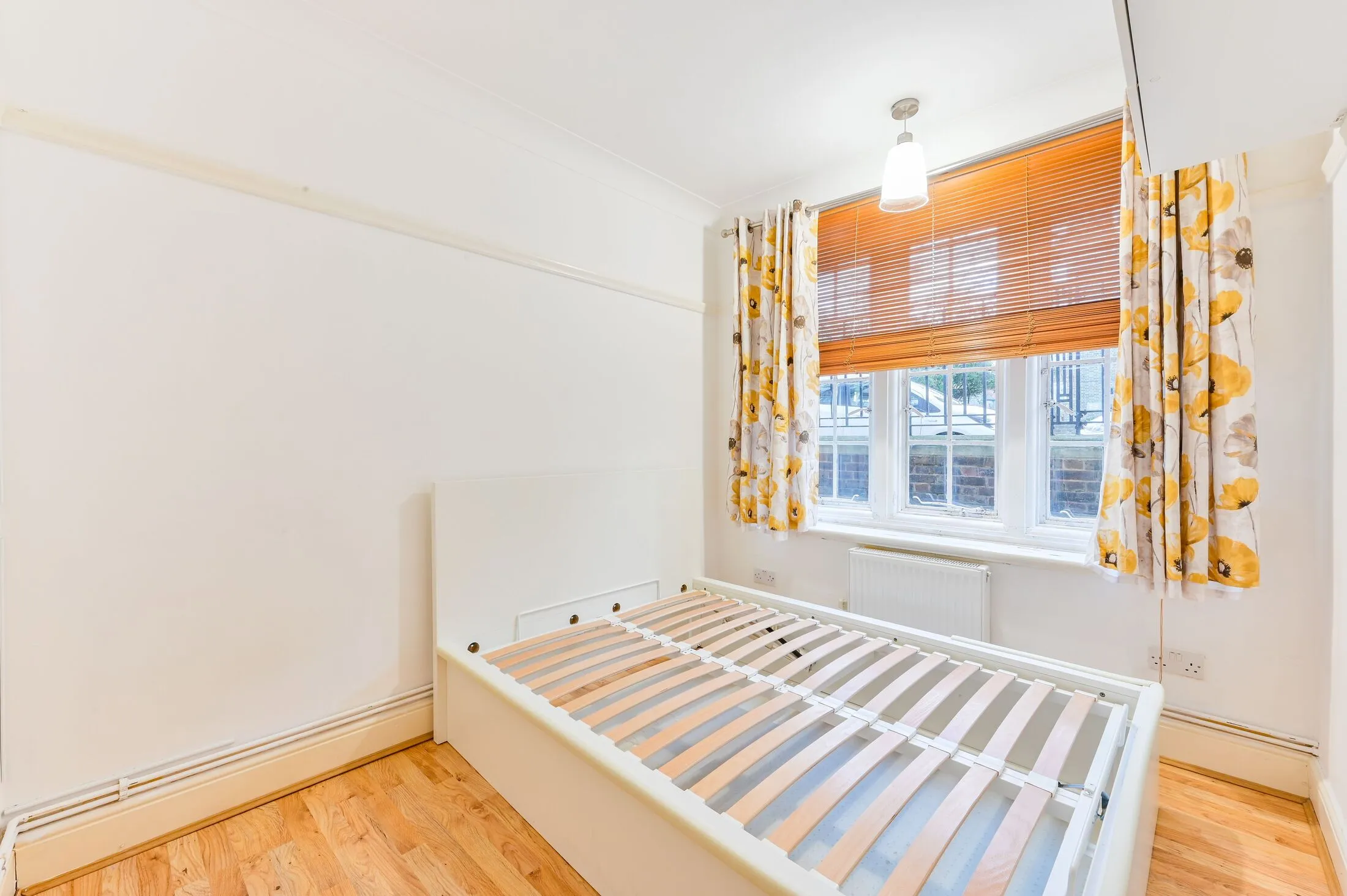Flat Mortimer Crescent in Greater London