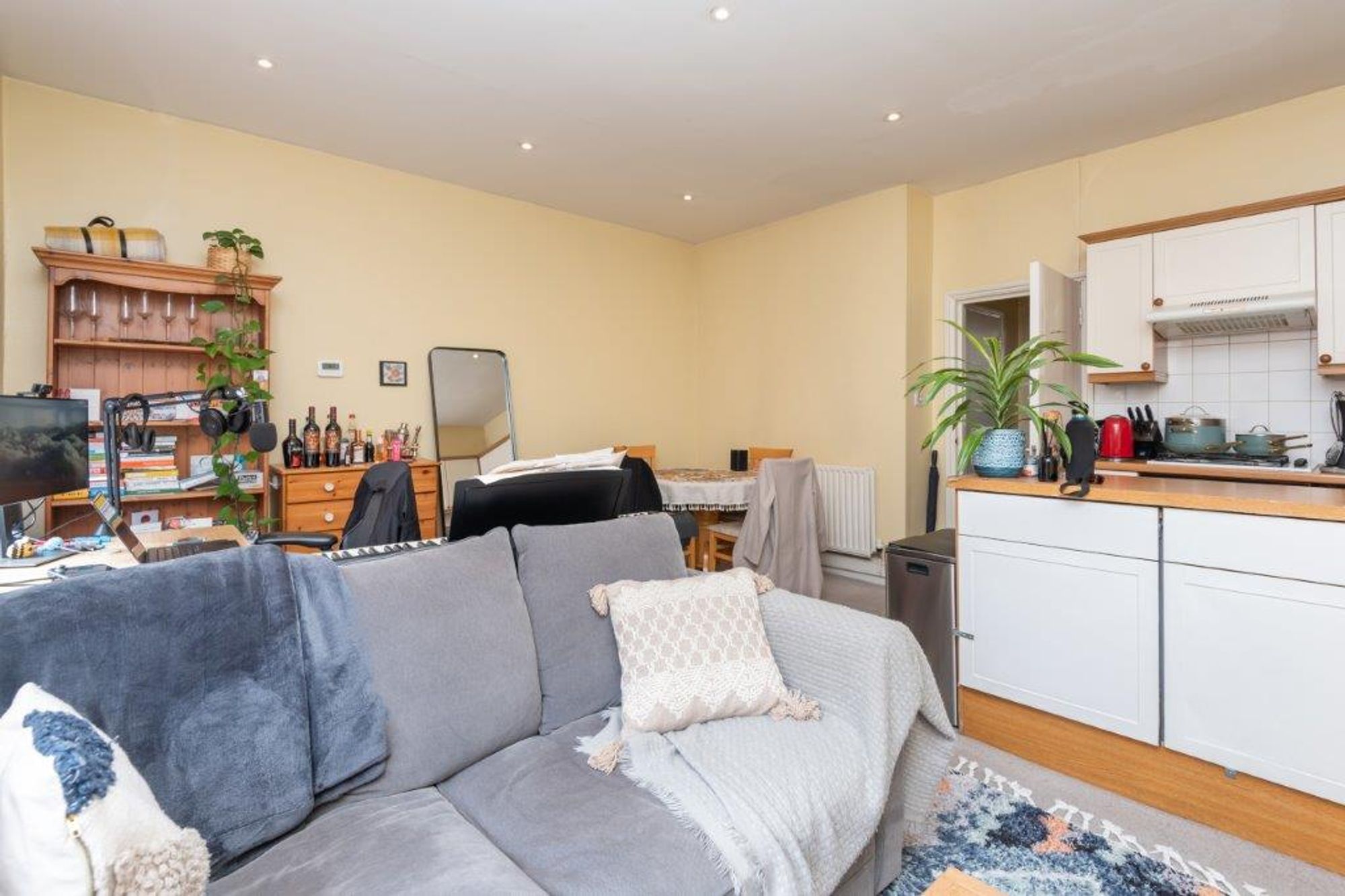 Flat Fellows Road in Greater London