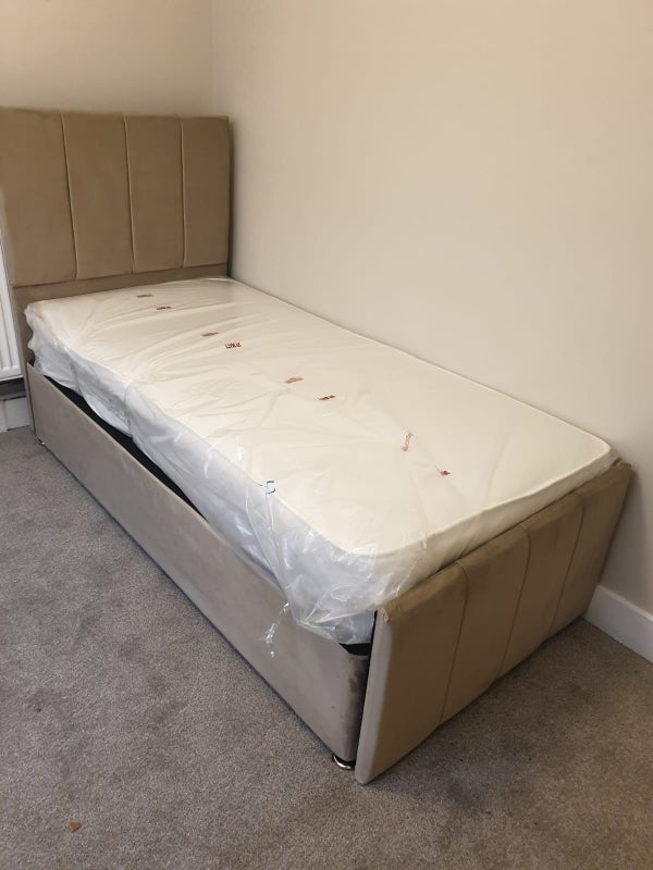 Room Berkhamsted Avenue in Greater London