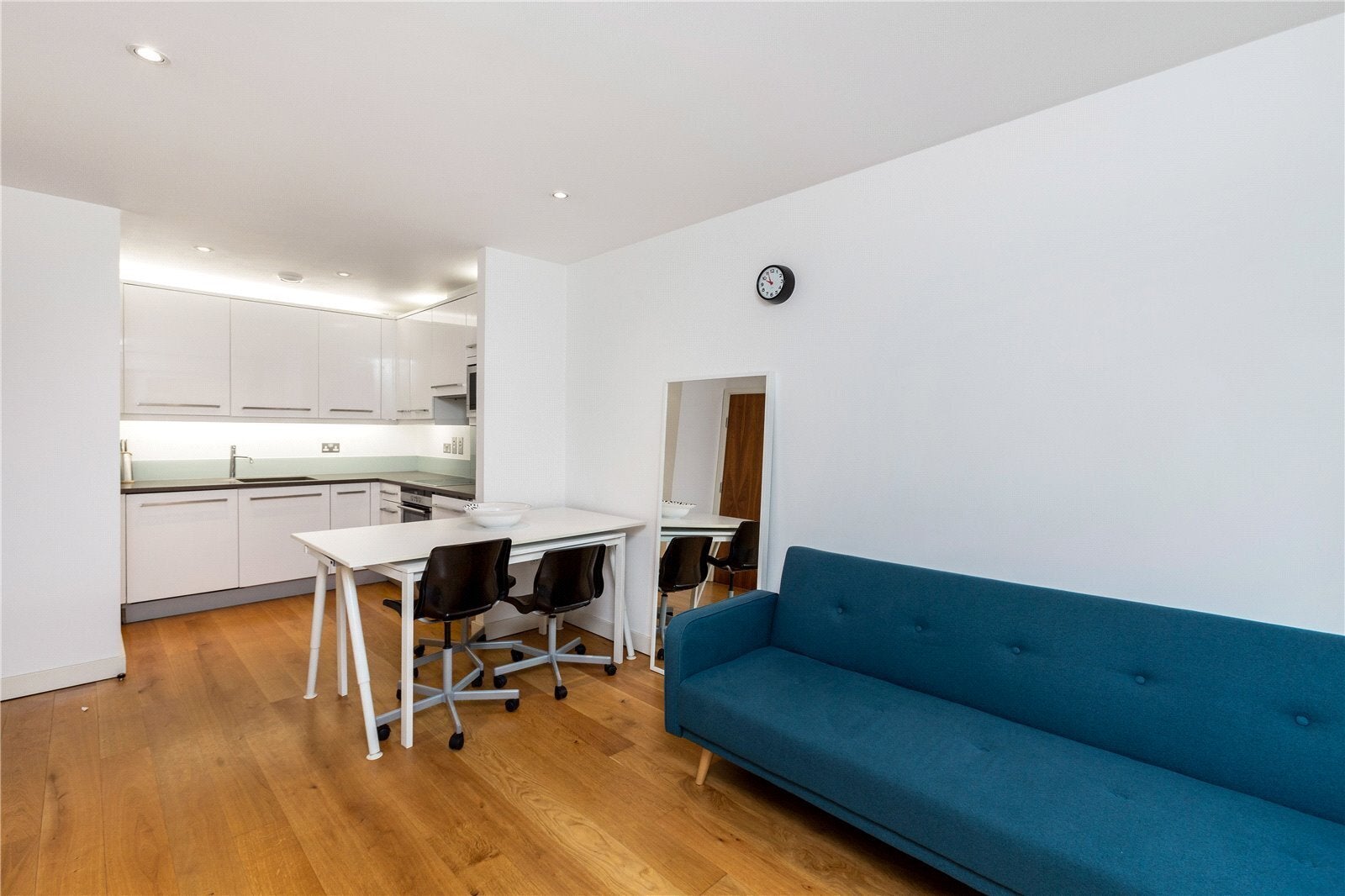 Flat Gillingham Street in City of Westminster