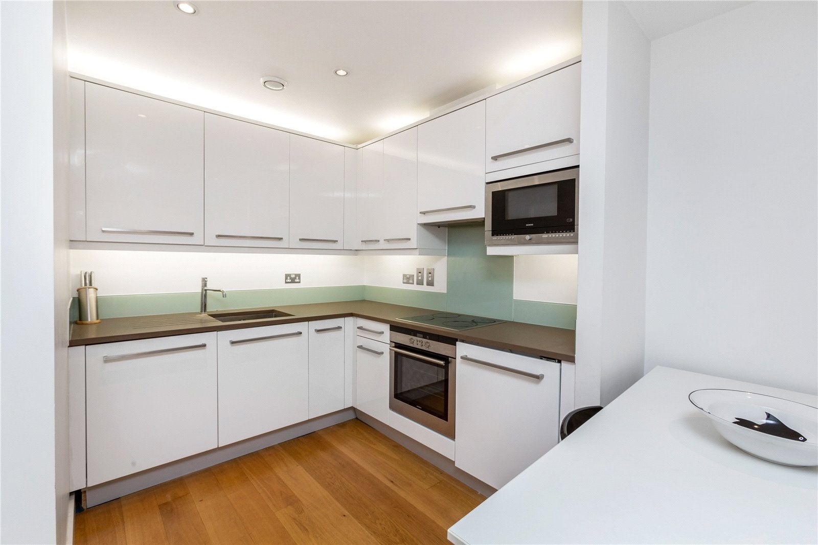 Flat Gillingham Street in City of Westminster