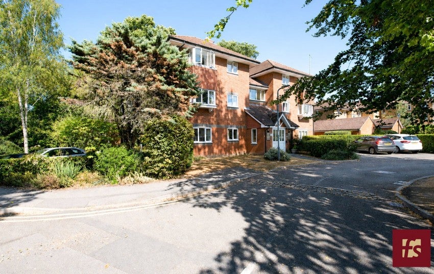 Flat Sandhurst Road in Crowthorne