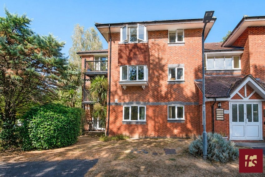 Flat Sandhurst Road in Crowthorne