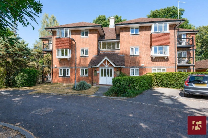 Flat Sandhurst Road in Crowthorne
