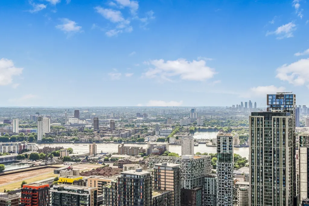 Flat Cold Harbour in Greater London