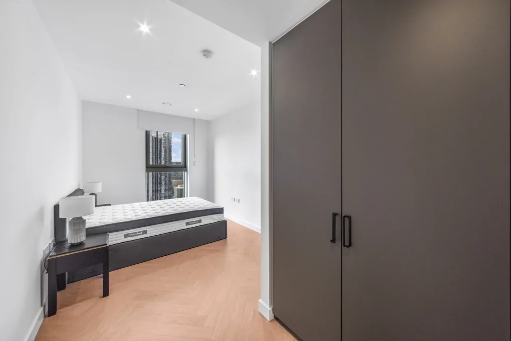 Flat Cold Harbour in Greater London