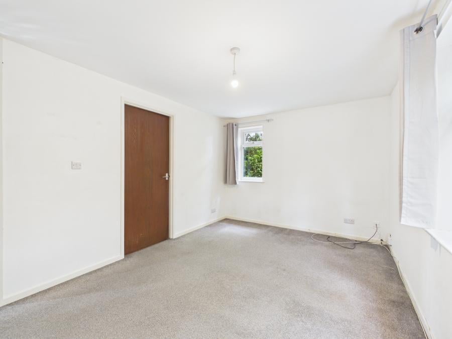 Flat Halley Close in Leicester