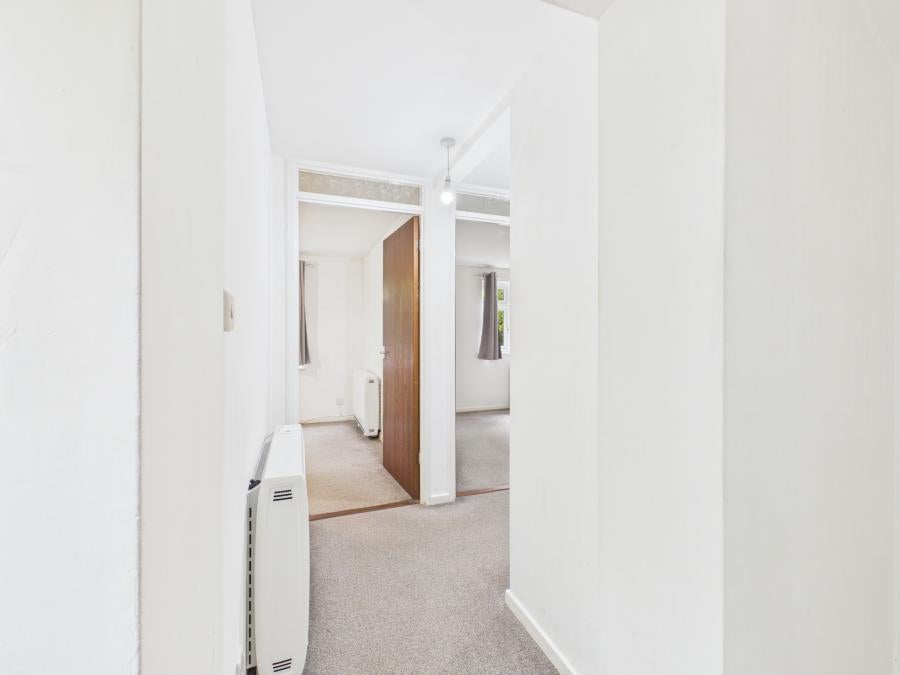 Flat Halley Close in Leicester