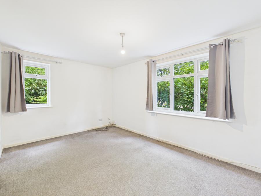 Flat Halley Close in Leicester