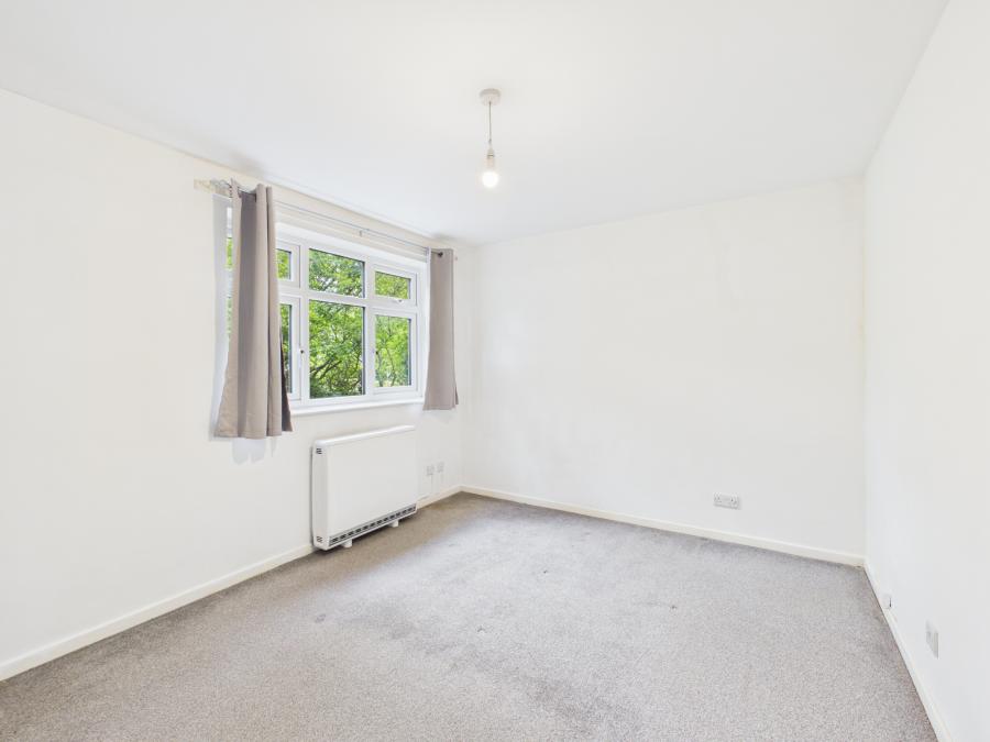 Flat Halley Close in Leicester