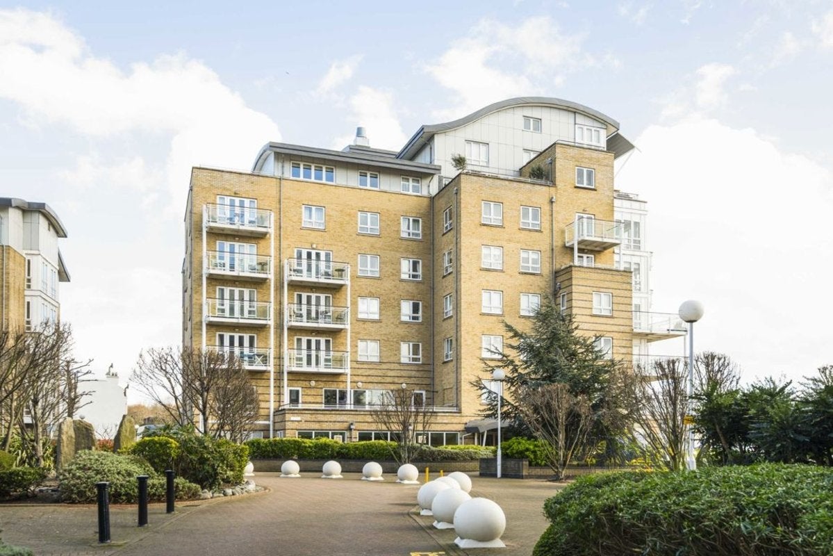Flat St. Davids Square in Greater London