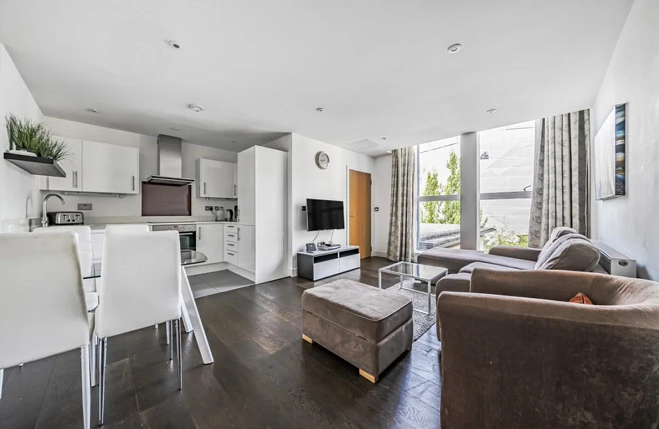 Flat Atherfold Road in Greater London