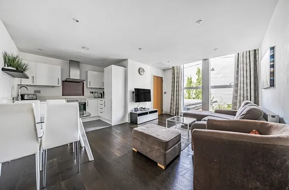 Flat Atherfold Road in Greater London