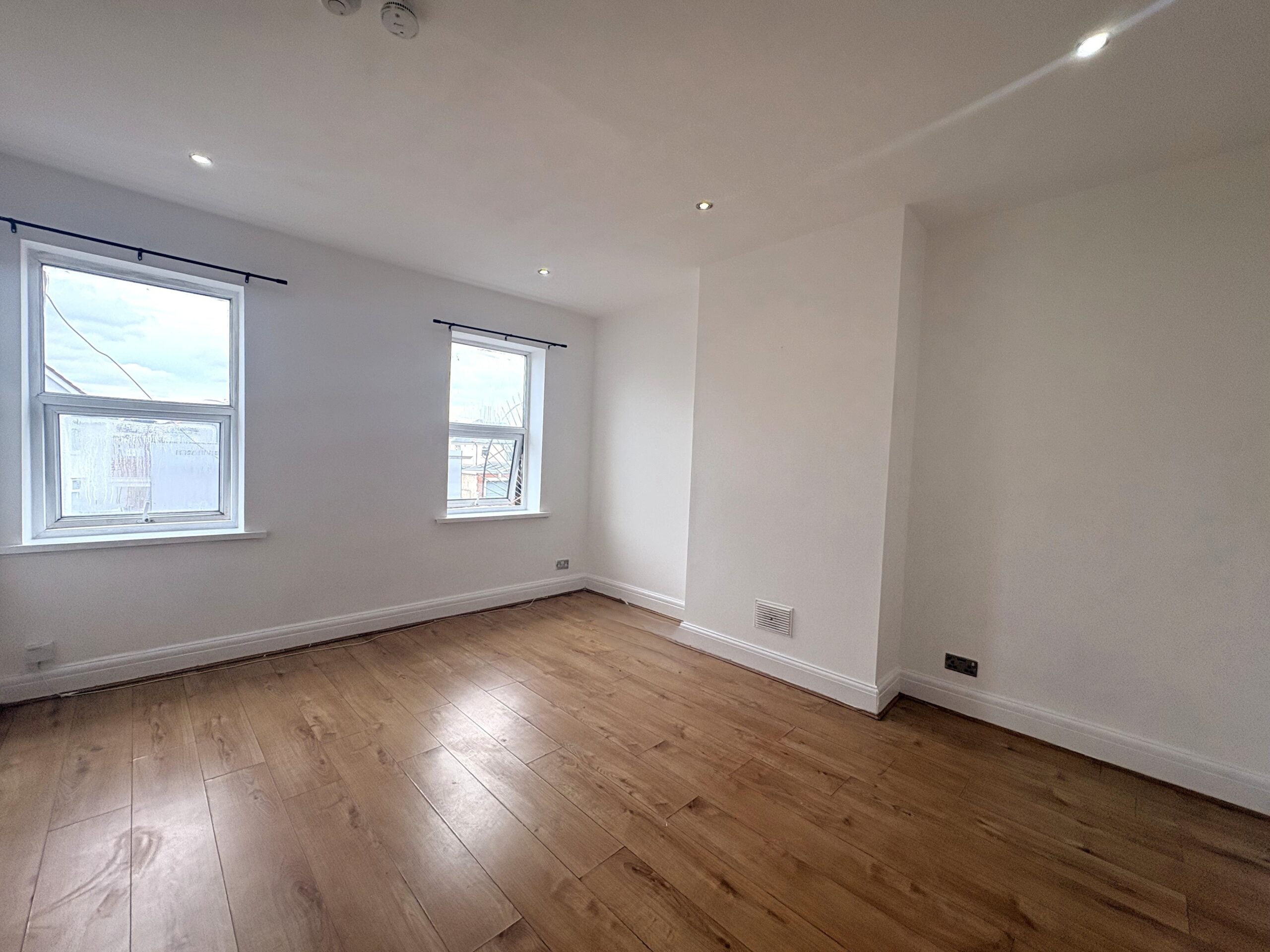 Flat Caerphilly Road in Cardiff