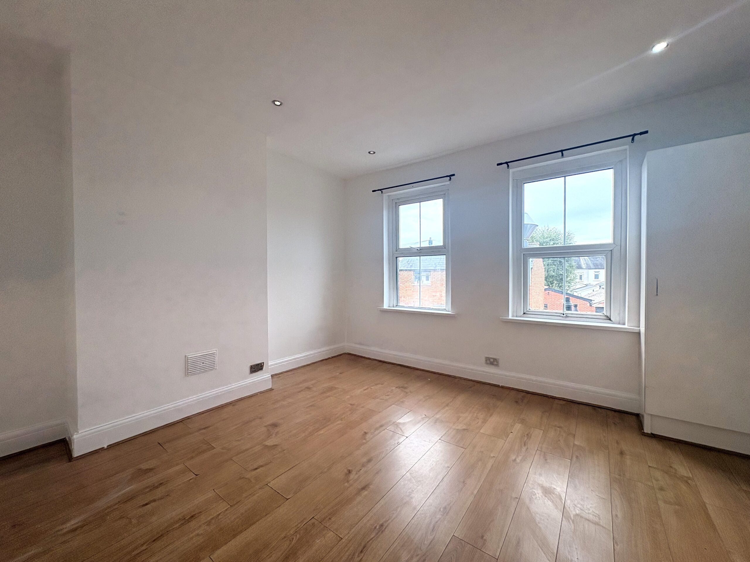 Flat Caerphilly Road in Cardiff