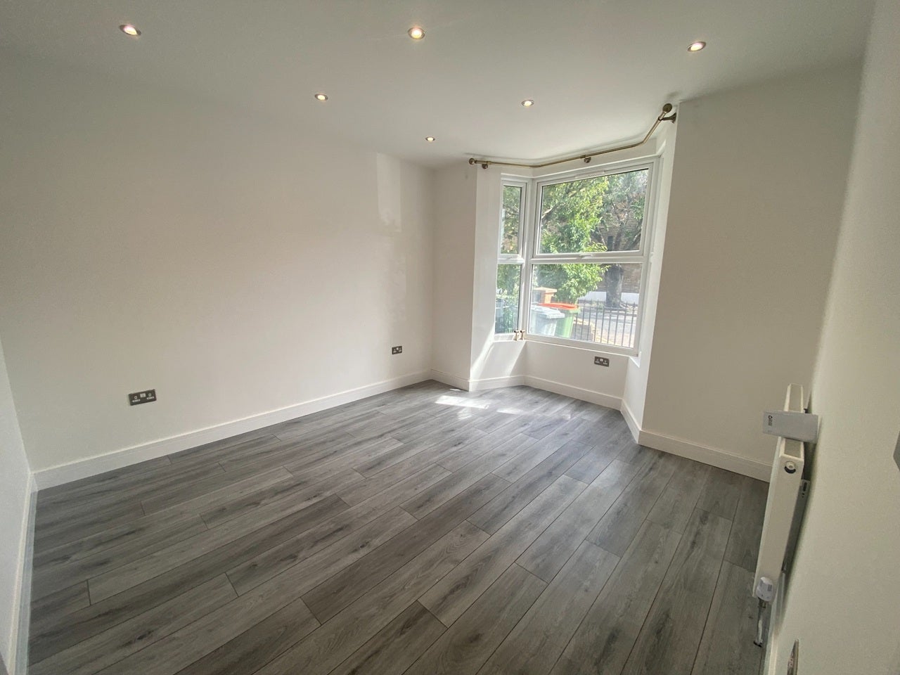 Room Redriffe Road in Greater London