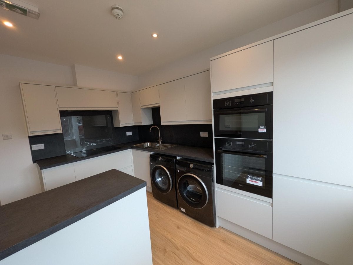 Room High Street in Reigate and Banstead
