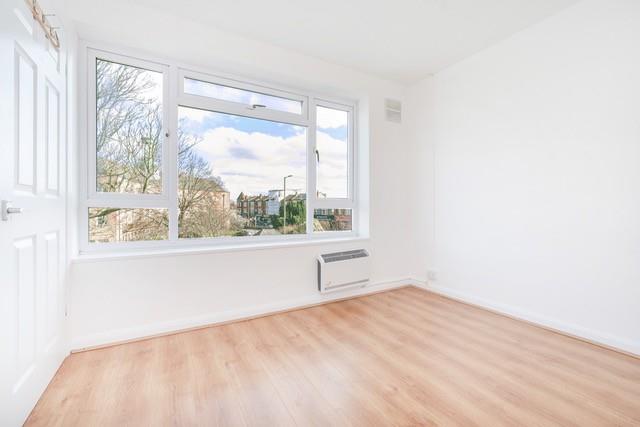 Flat Friern Barnet Lane in Greater London