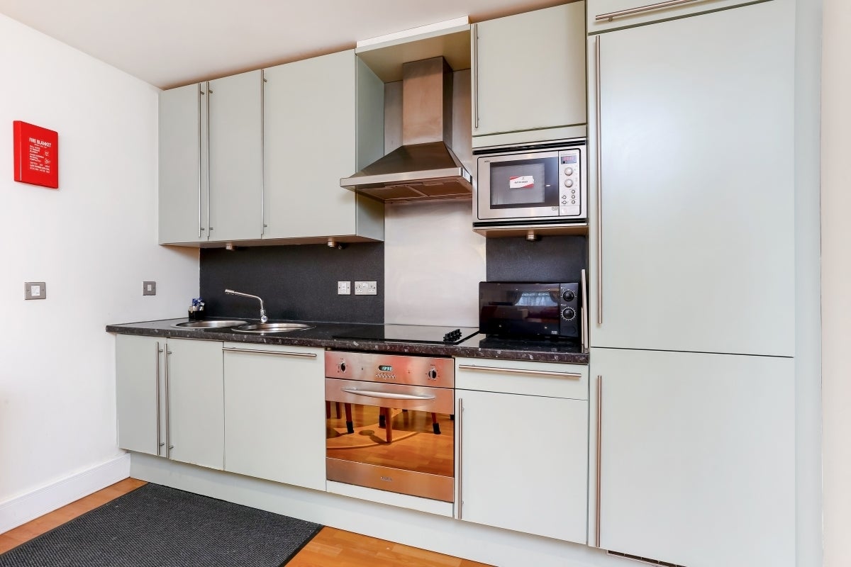 Flat Pepys Street in City of London