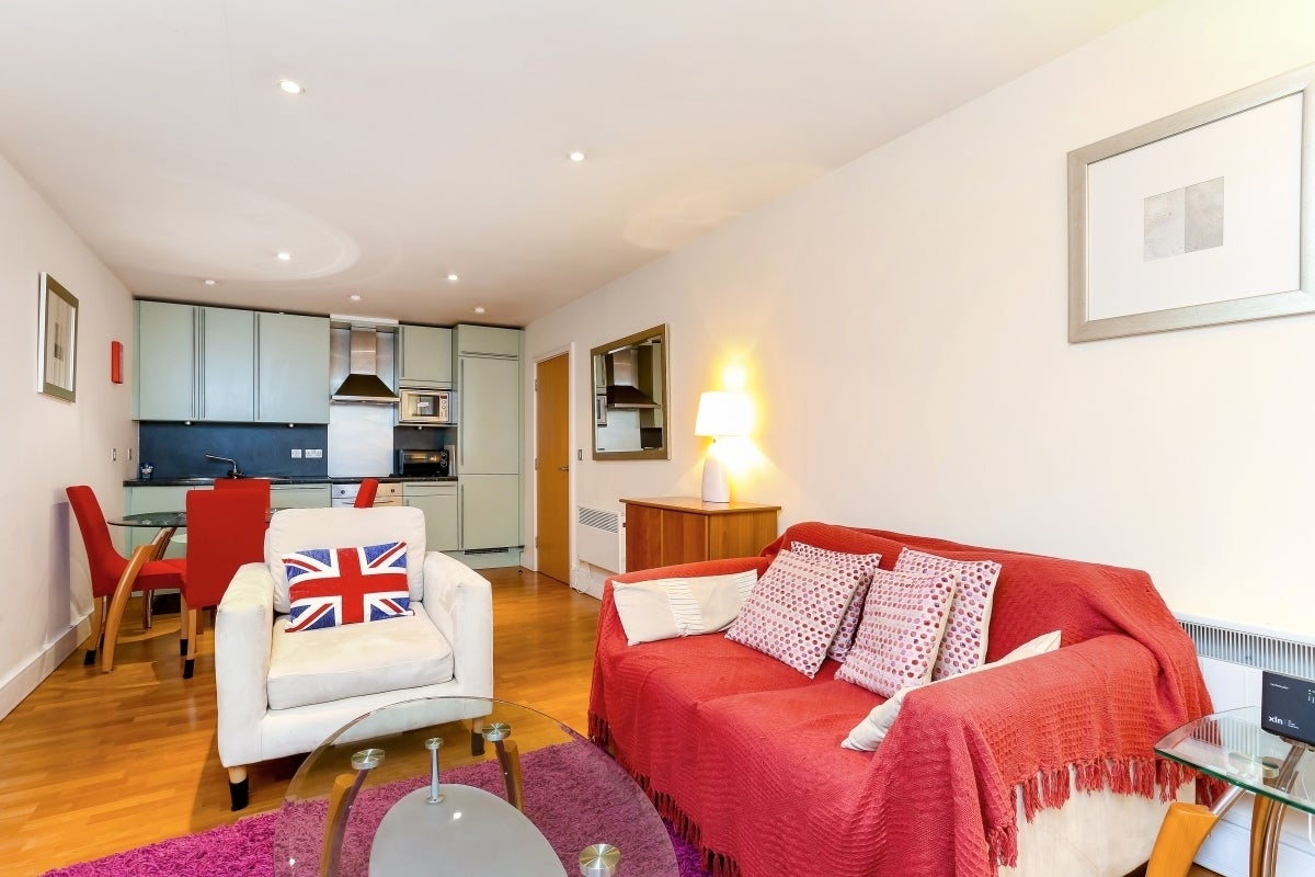 Flat Pepys Street in City of London