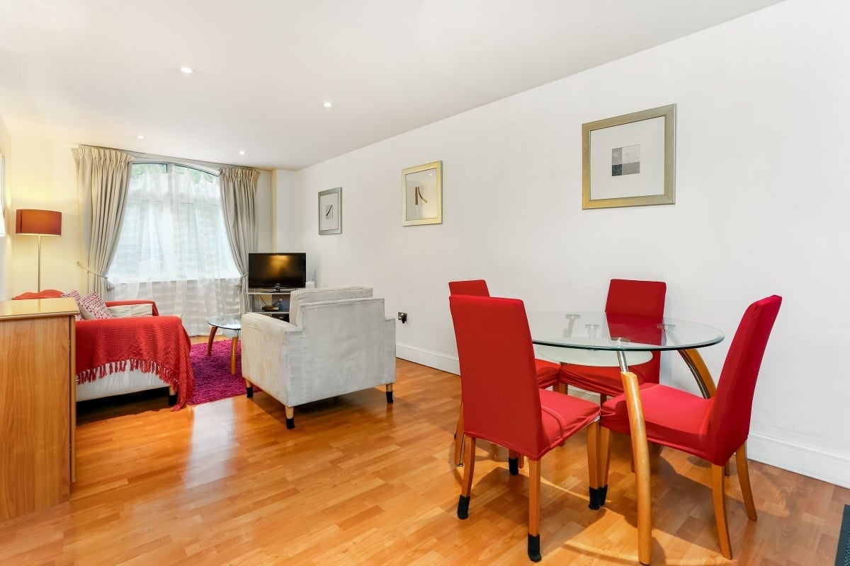 Flat Pepys Street in City of London