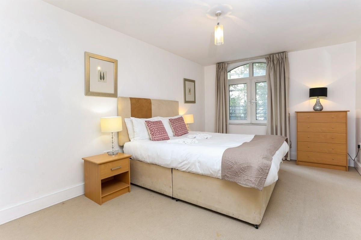 Flat Pepys Street in City of London