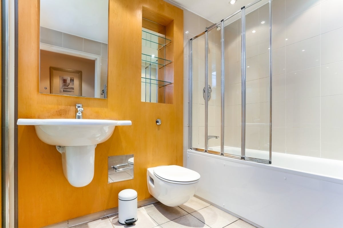 Flat Pepys Street in City of London