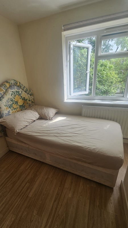 Room First Avenue in Harlow