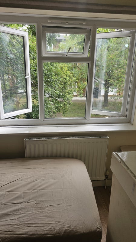 Room First Avenue in Harlow