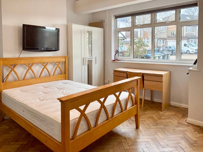 Room Somerset Close in Greater London