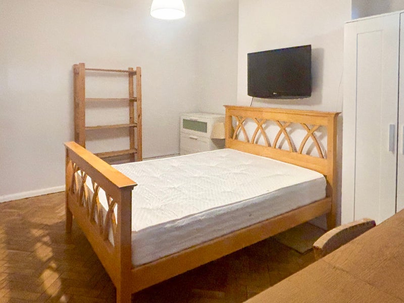 Room Somerset Close in Greater London