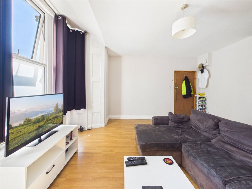 Flat Hoe Street in Greater London