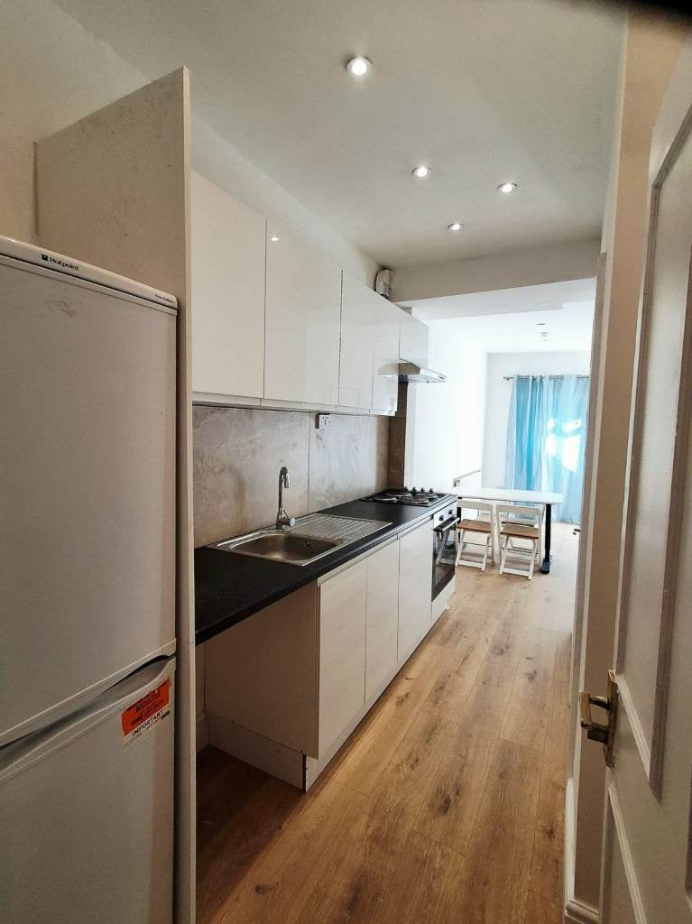 Flat West Barnes Lane in Greater London