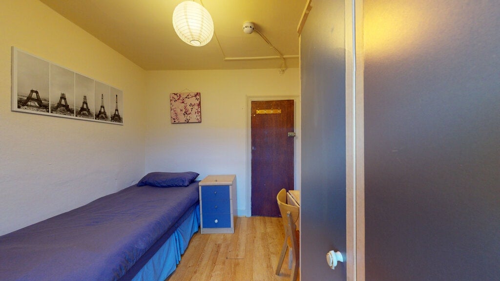 Room Cranhurst Road in Greater London