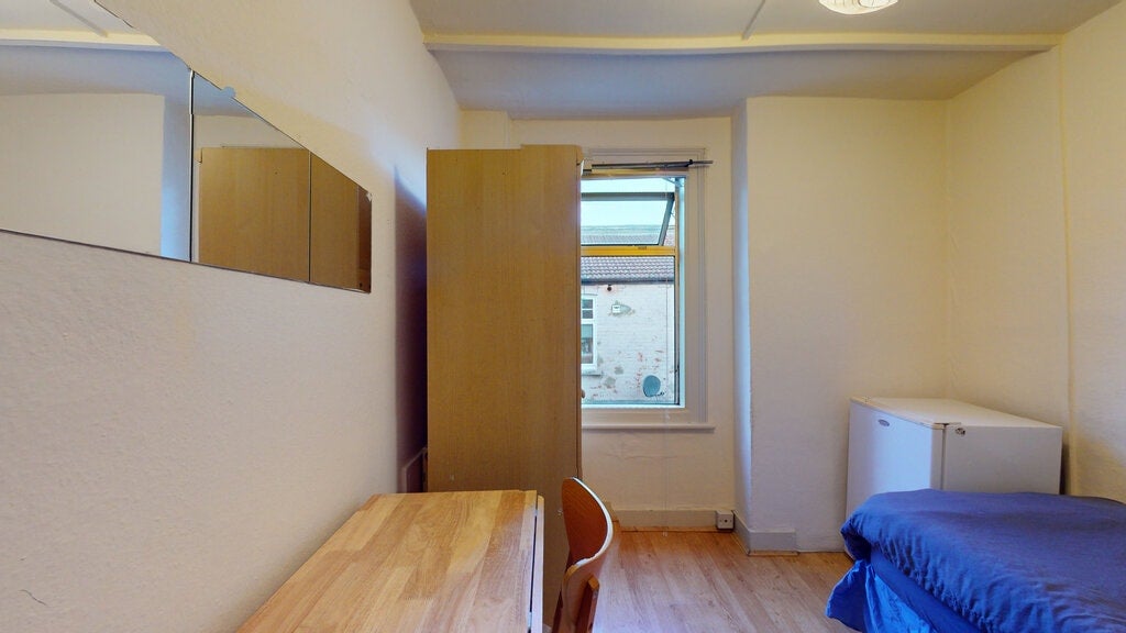 Room Cranhurst Road in Greater London