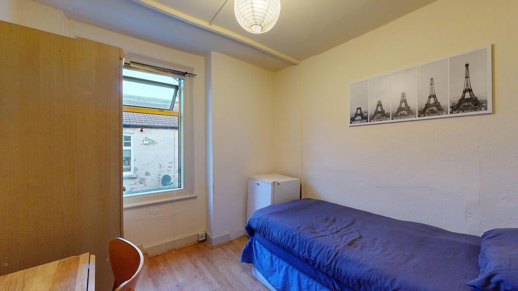 Room Cranhurst Road in Greater London