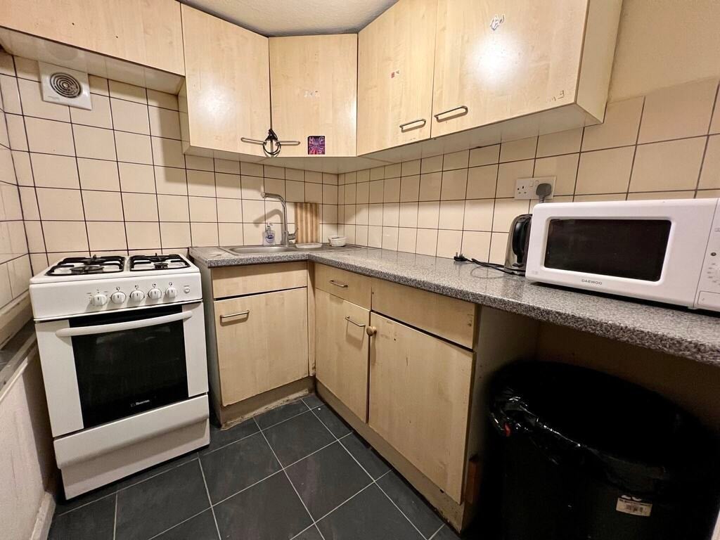 Room Cranhurst Road in Greater London