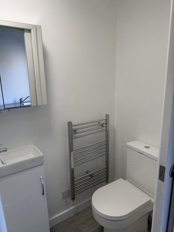 Room Onyx Close in Crawley