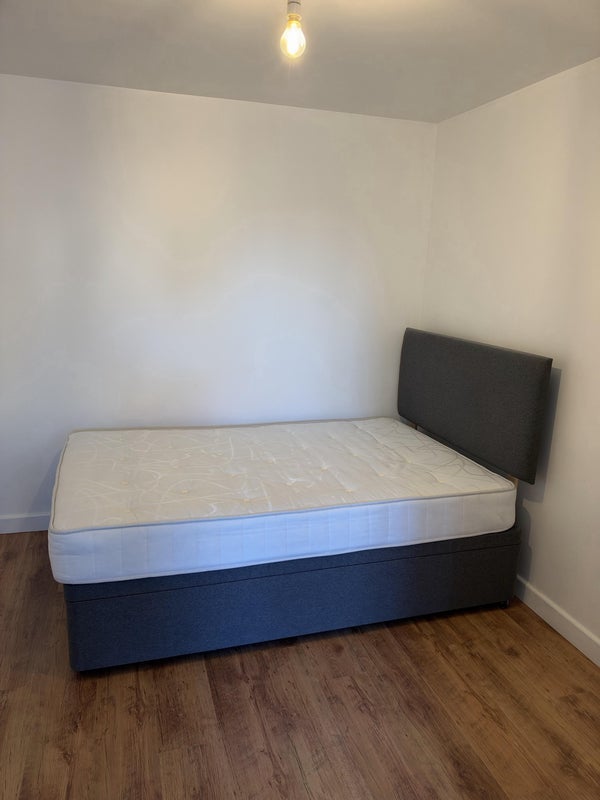 Room Onyx Close in Crawley