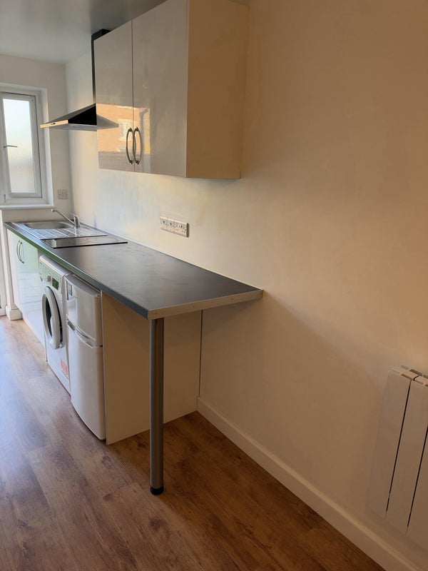 Room Onyx Close in Crawley