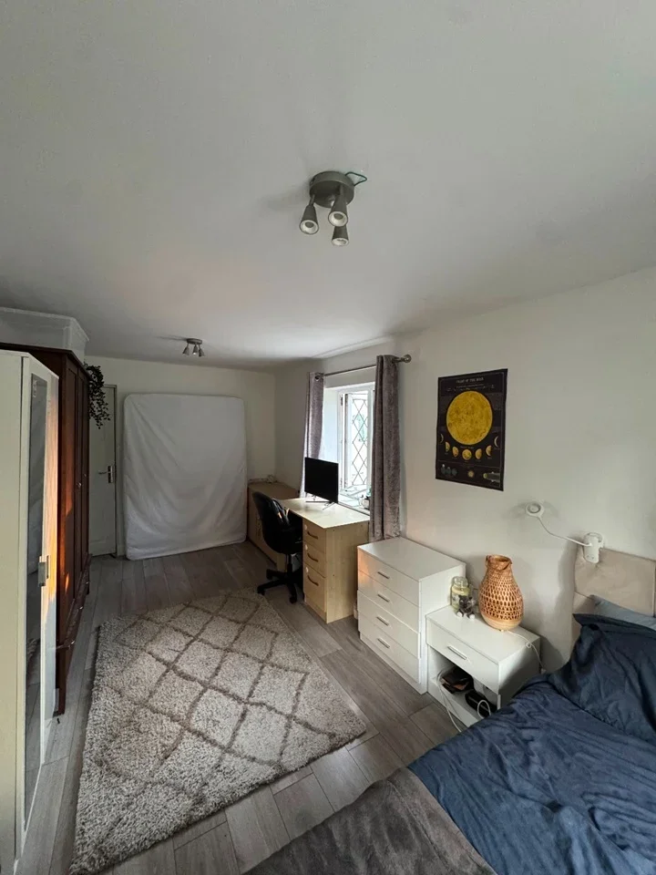 Room Adelphi Road in Epsom and Ewell