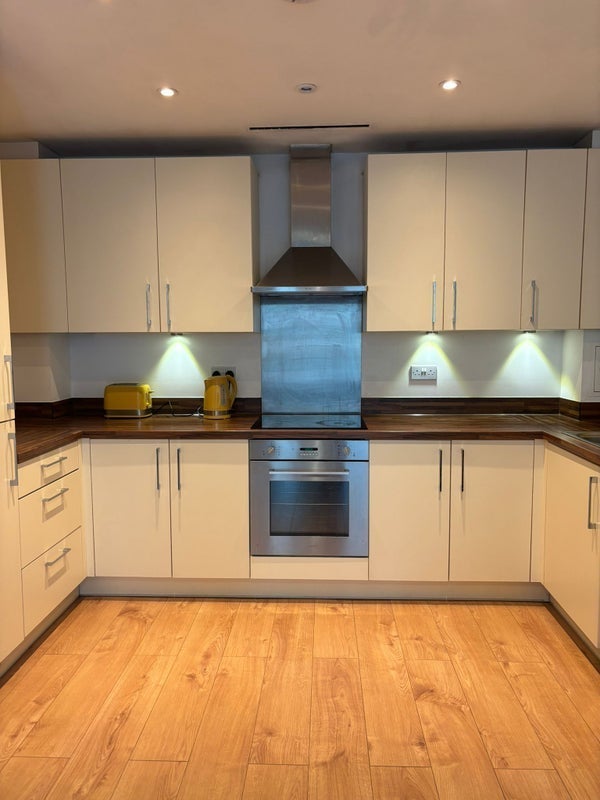 Flat Wellesley Road in Greater London