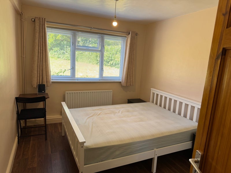 Room Fir Tree Gardens in Greater London